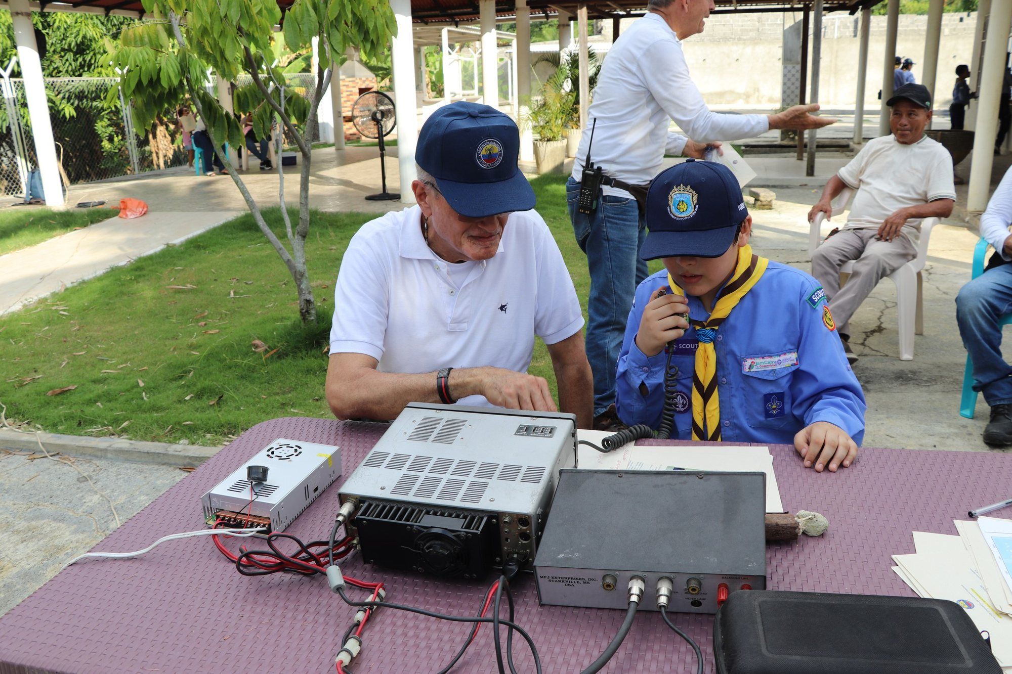 Un scout transmite por radio junto a un radioaficionado que lo guía